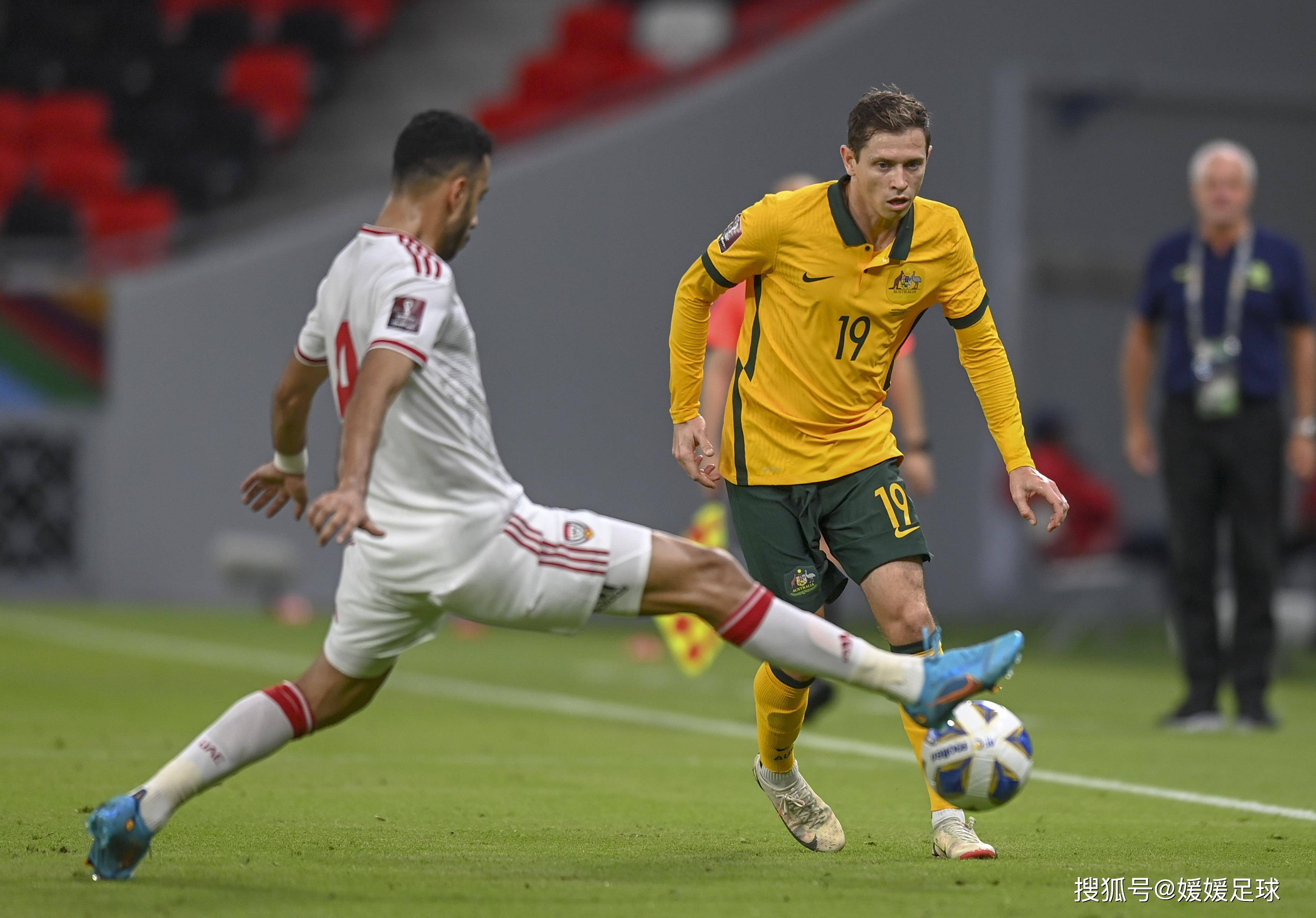 足球比赛场面紧迫激烈，双方较量争锋，呈现出极高水准的简单介绍