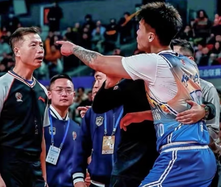 CBA比赛中球员情绪波动，影响团队态势