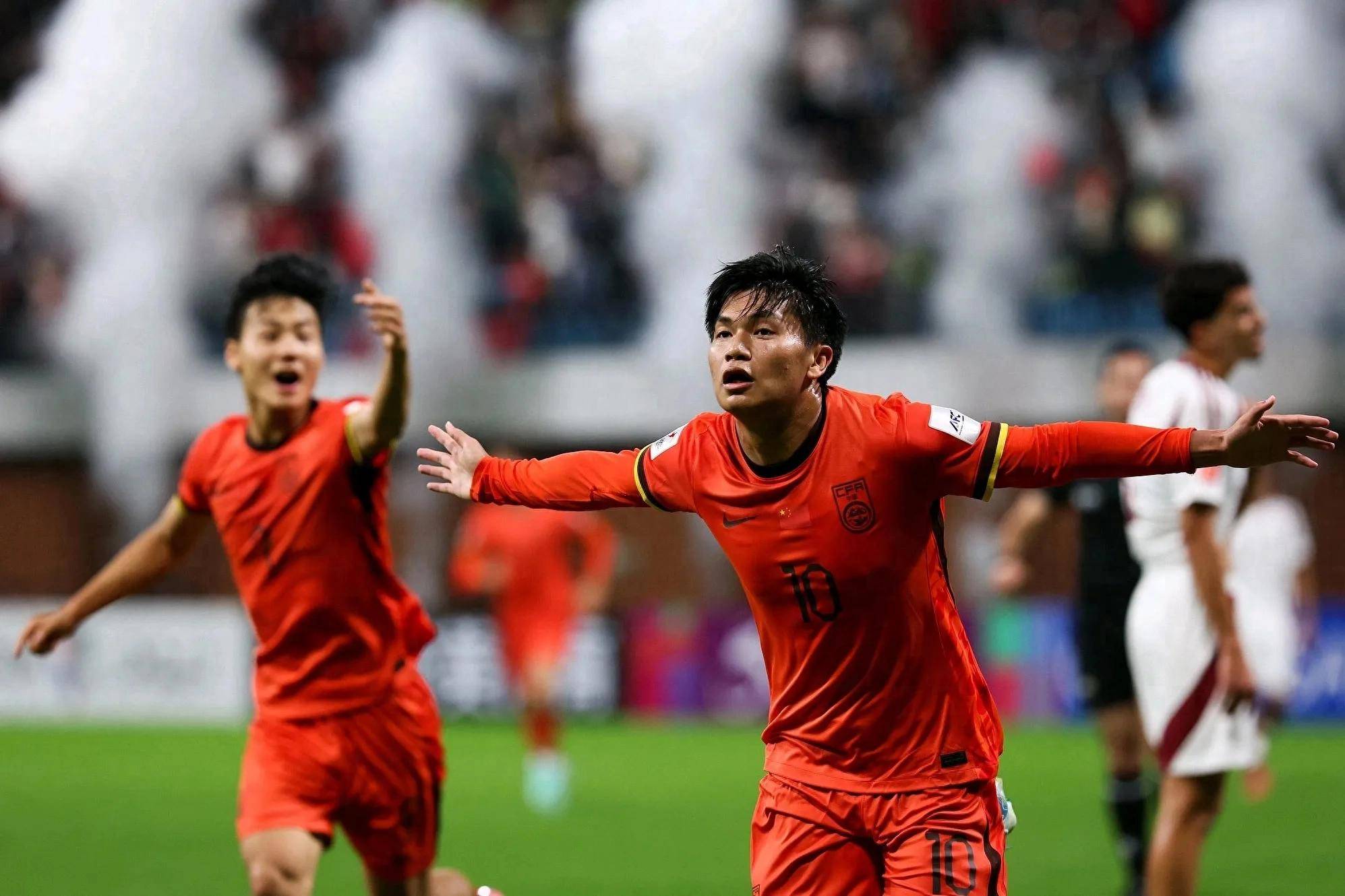 亚洲足球联赛焦点战颇受瞩目，球员表现引人注目的简单介绍