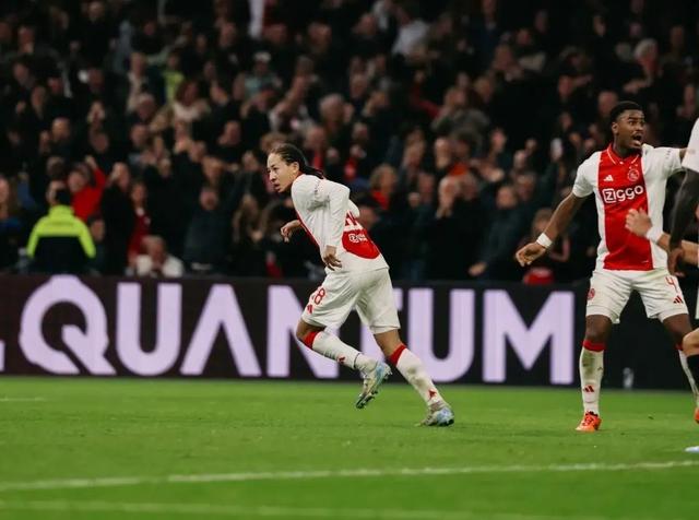 阿贾克斯客场逆转获胜，荷甲领跑者！