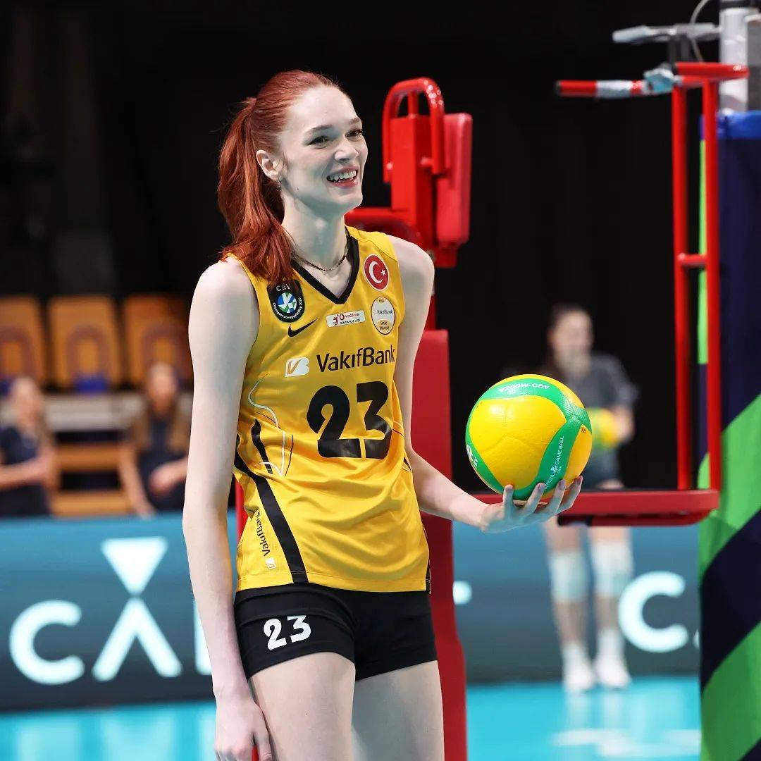 土耳其选手在举重比赛中披荣光