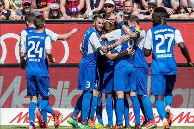 包含美洲足球赛事精彩纷呈，球队实力对抗激发球迷激情的词条