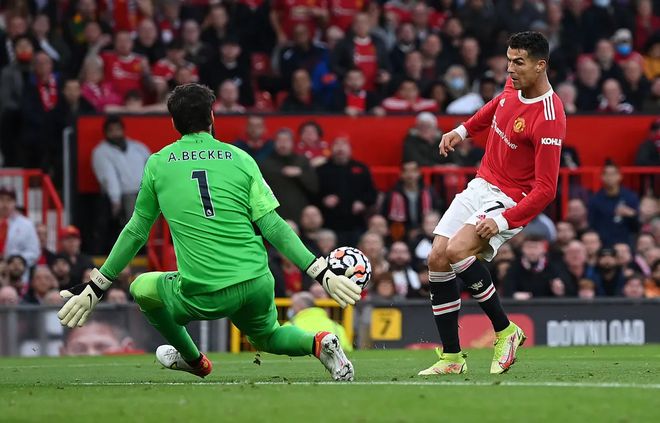 利物浦客场逆袭曼联，取得关键胜利