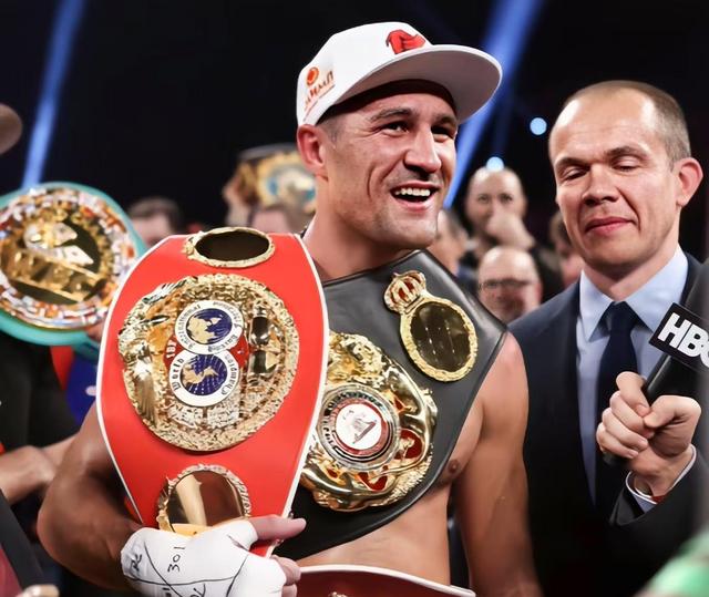 世俱杯参赛资格-拳击比赛中俄罗斯拳手击败对手获胜