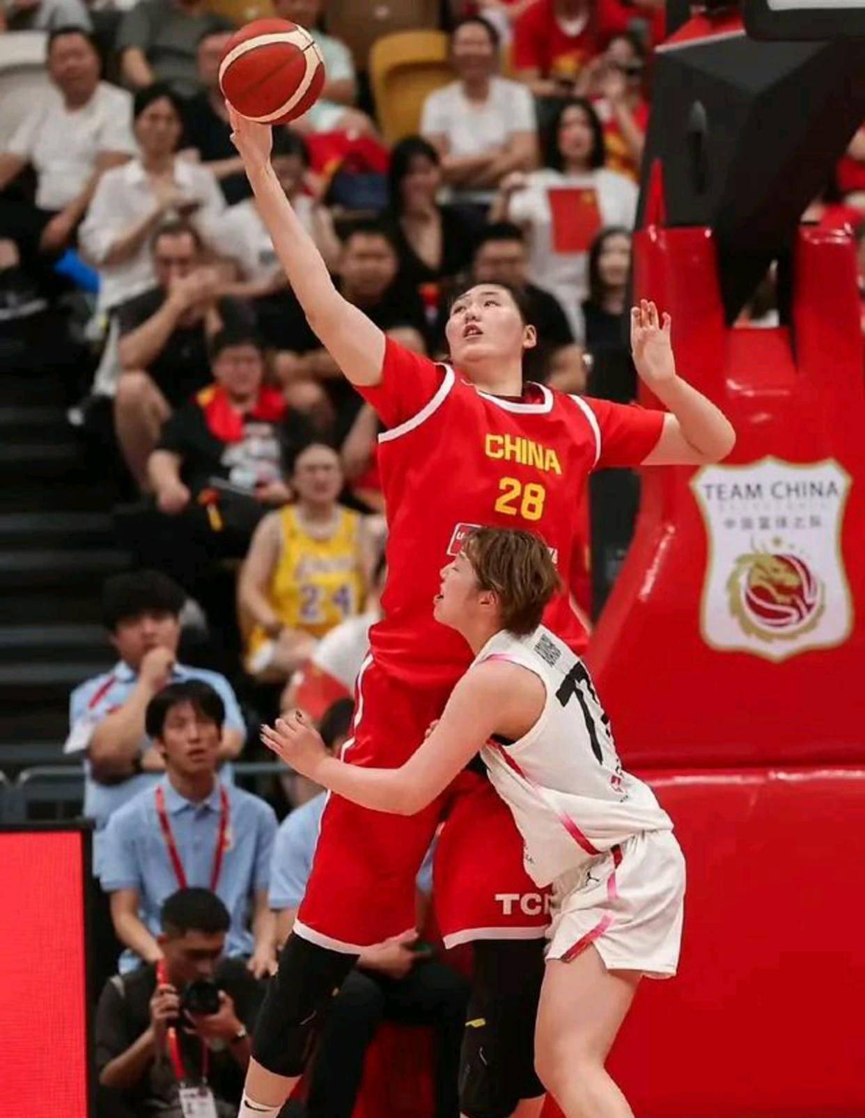 世俱杯官网-澳洲篮球赛场上再现绝佳一战，引发热议