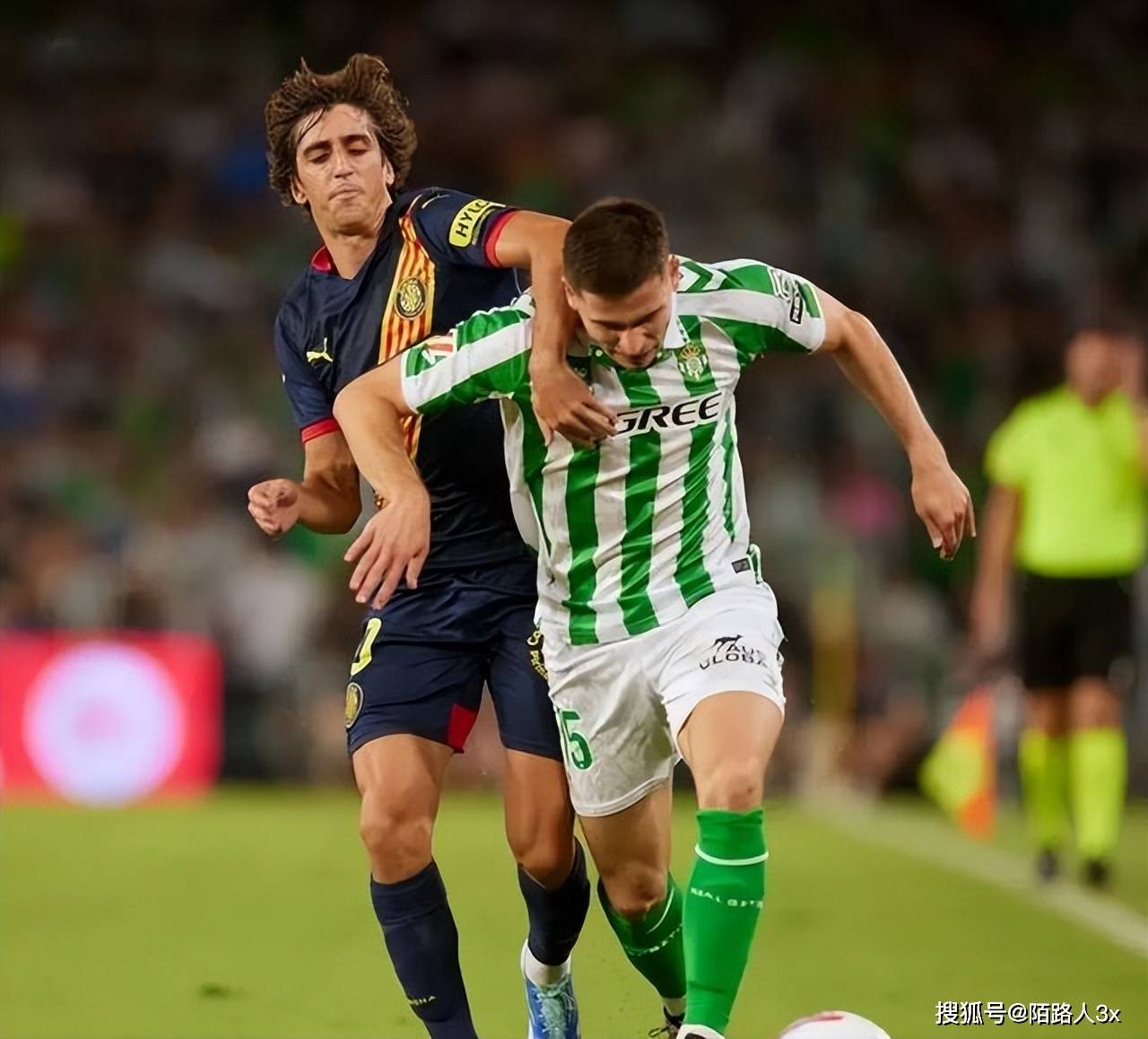 包含阿贾克斯客场取胜，晋级机会大增的词条