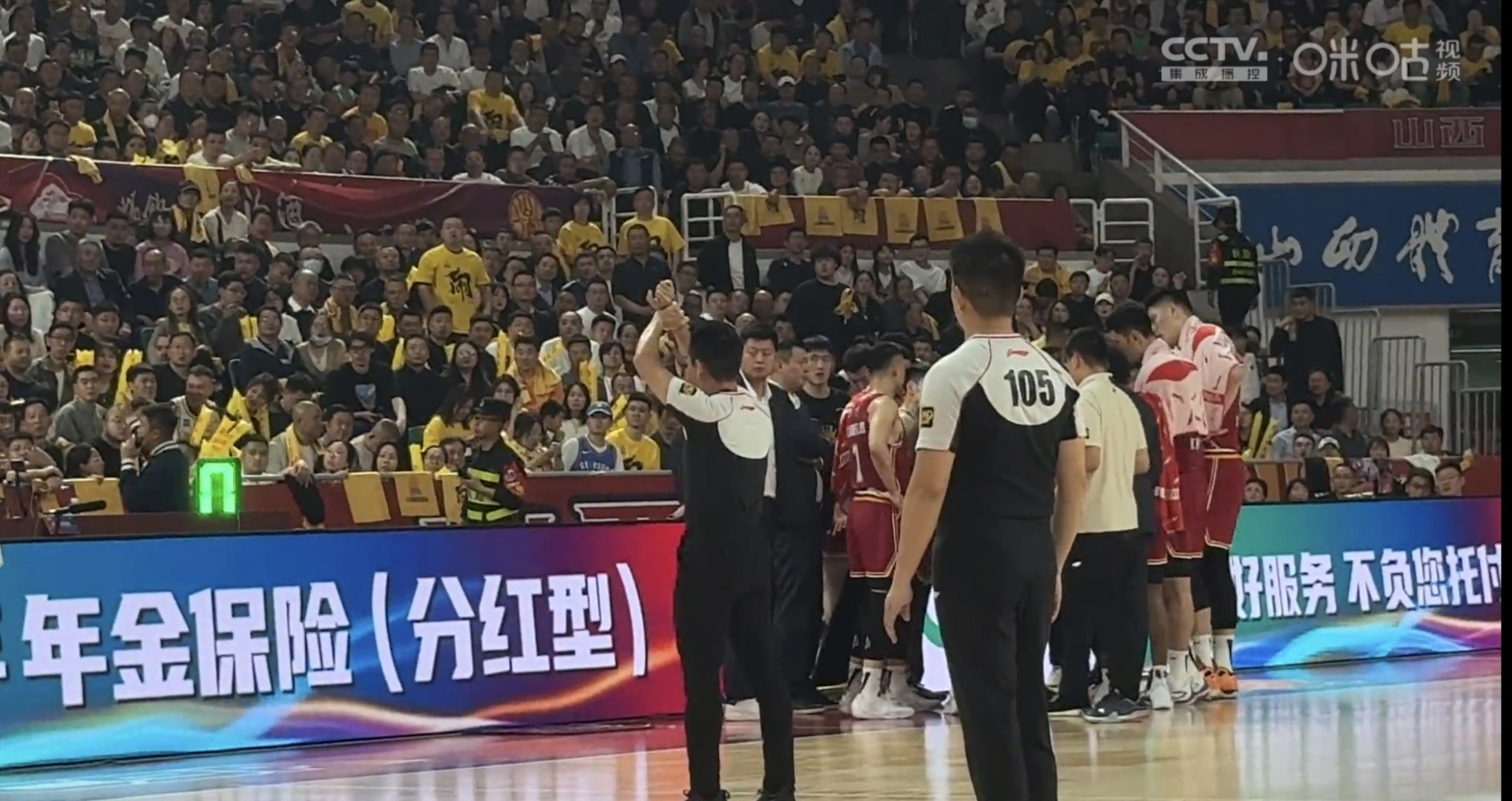 感受激情！球场外球迷呐喊声不绝于耳