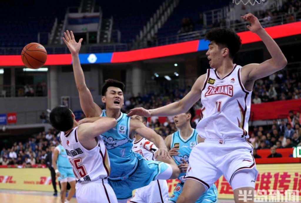 青岛队三分球命中率高，主场获胜