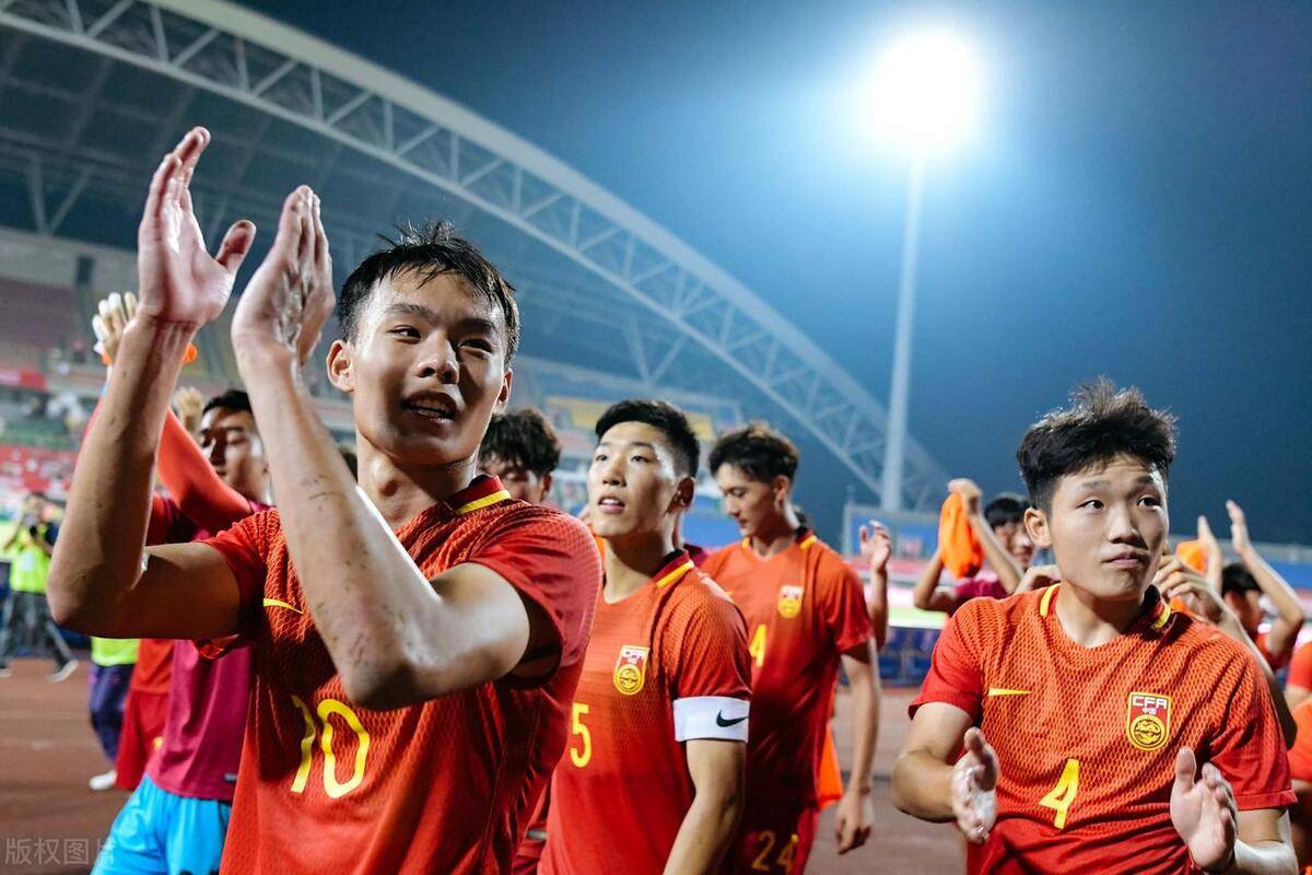 足球球员们展现技艺，力求为球队争取胜利