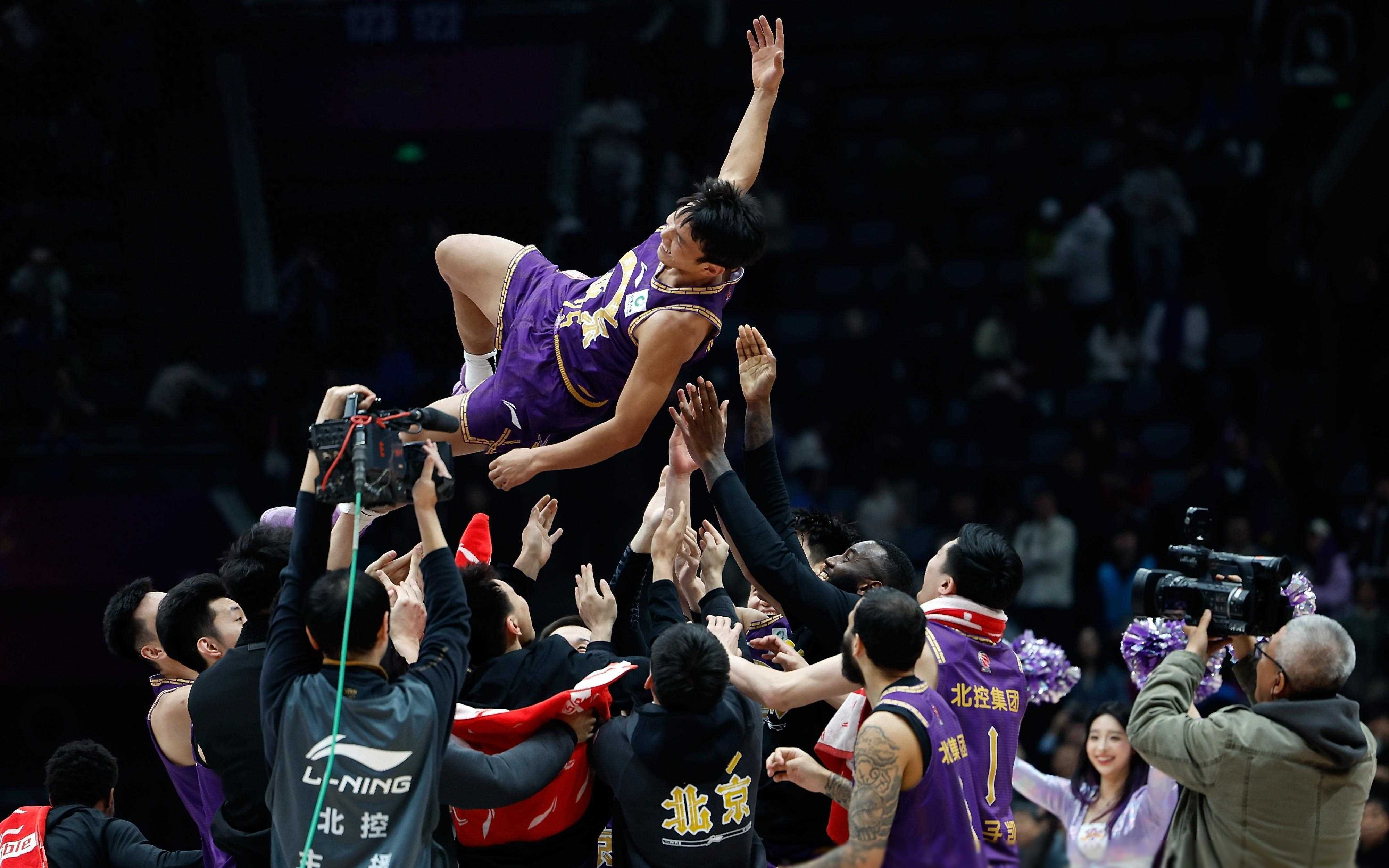 世俱杯-CBA赛场上精彩纷呈，球员展现高水平比赛