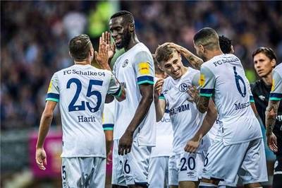 沙尔克队在联赛中夺得胜利领跑