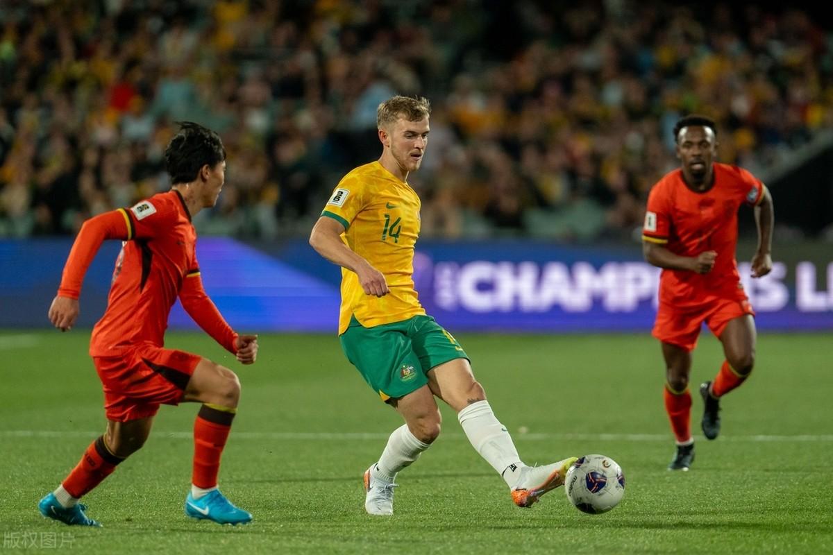 足球赛场上燃起激情，球员全力拼搏