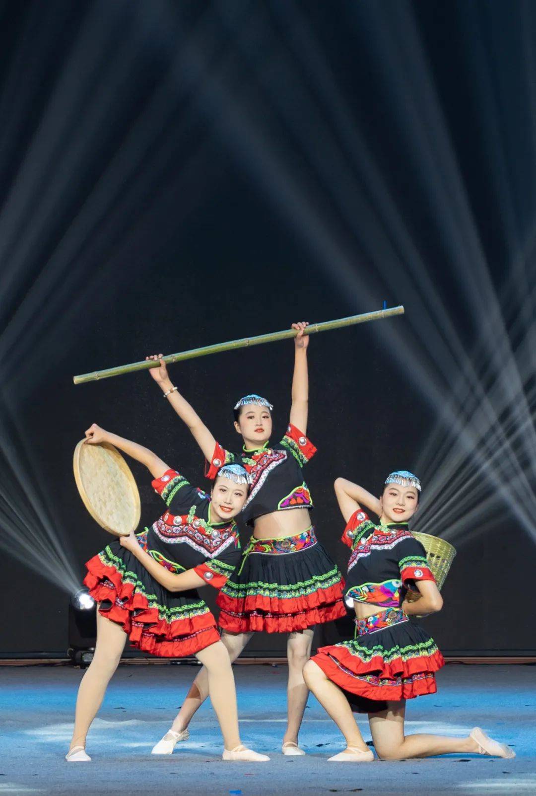 选手们在赛场上展现出高超技艺