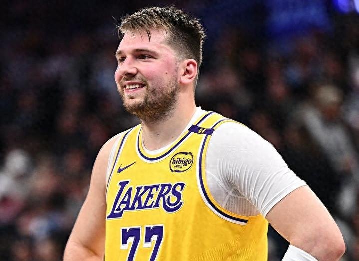 篮网大胜黄蜂乔治表现稳定