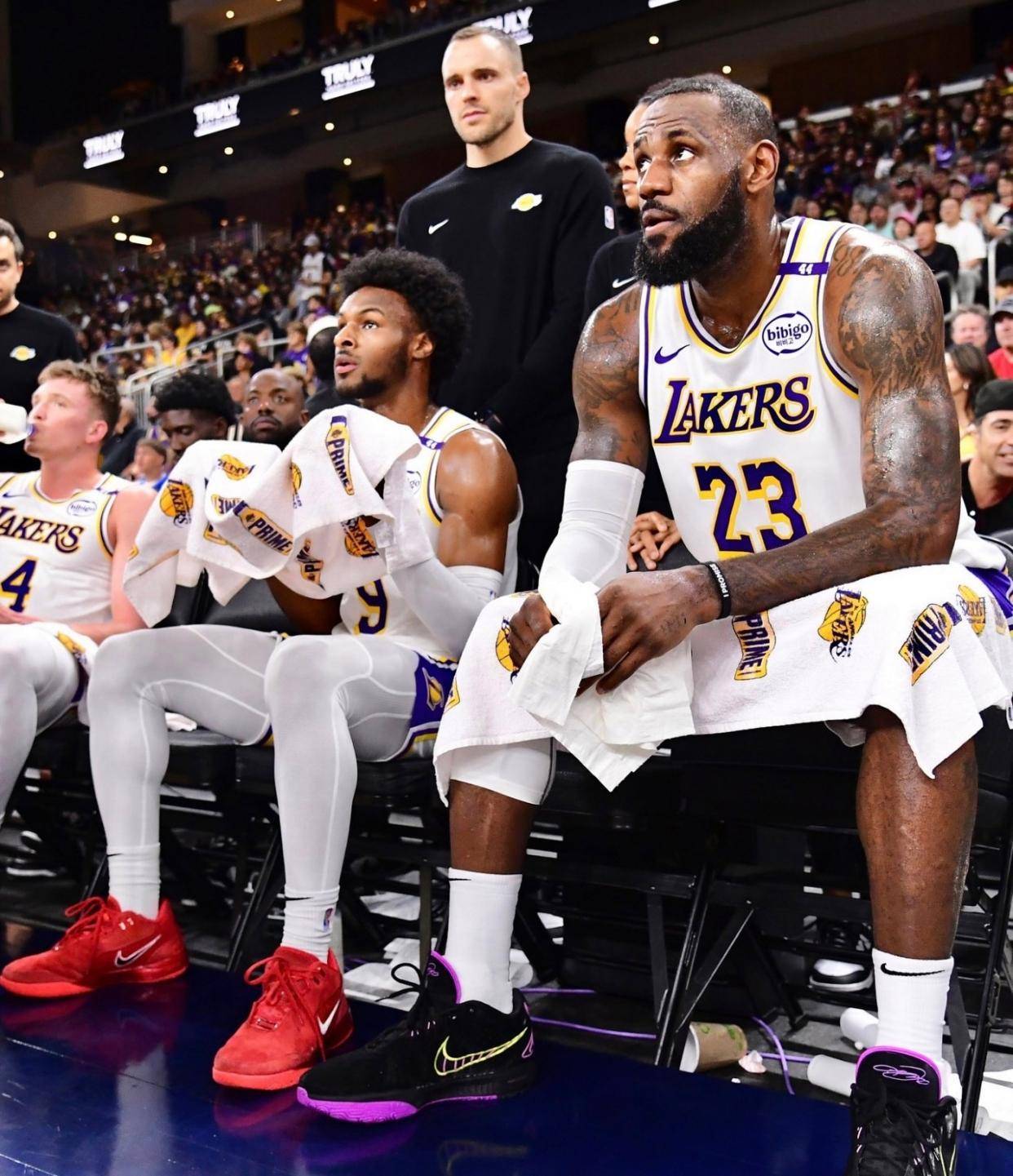 世俱杯赛程-湖人队客场力克火箭，新核心展现实力