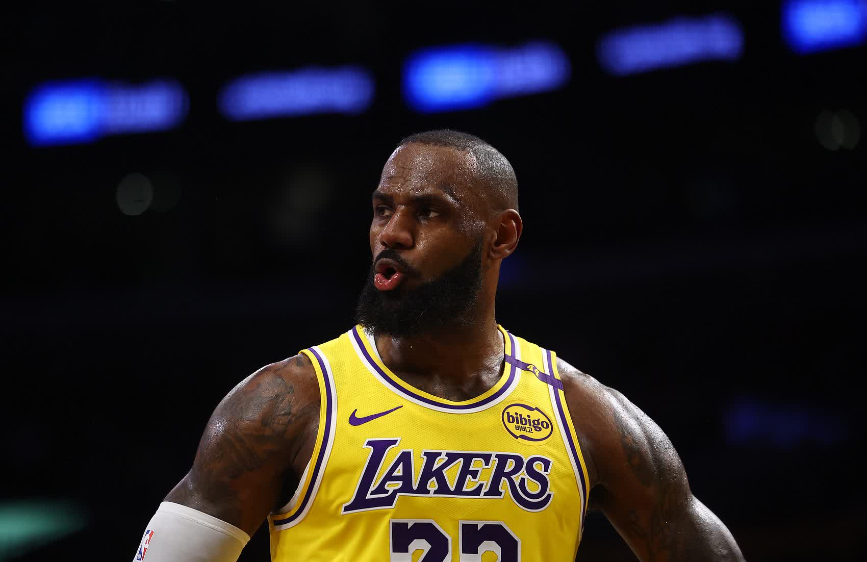 包含湖人逆转勇士，戴维斯砍下25分的词条