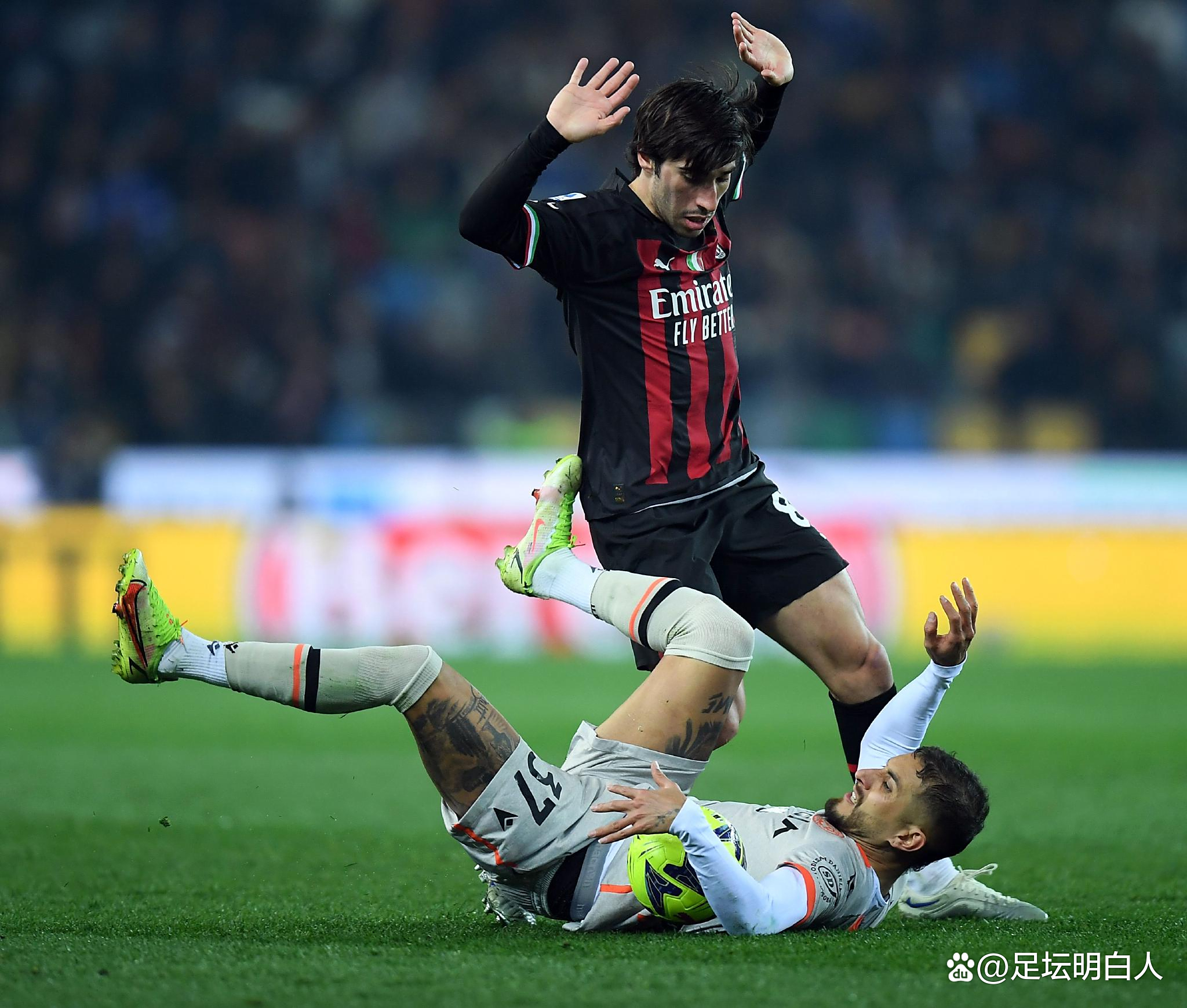 精彩足球比赛引发全球观众热切期盼