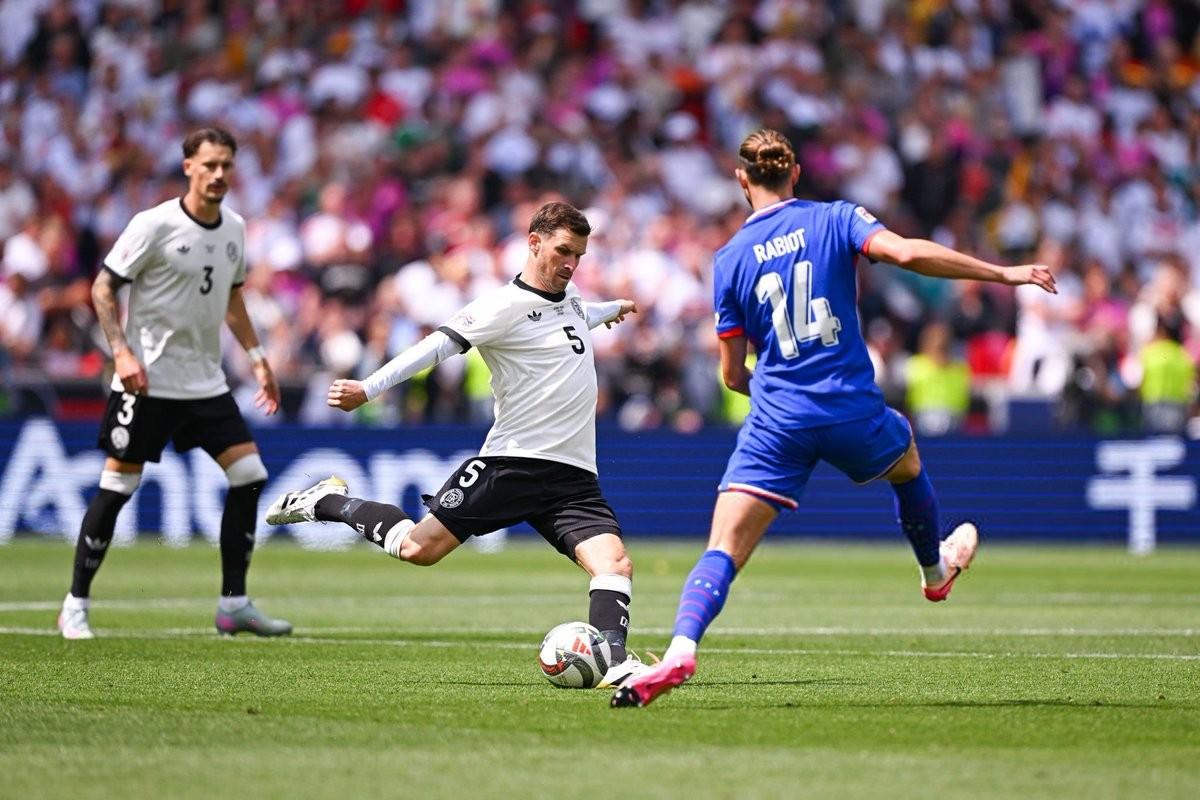 法国队轻松击败对手，晋级半决赛