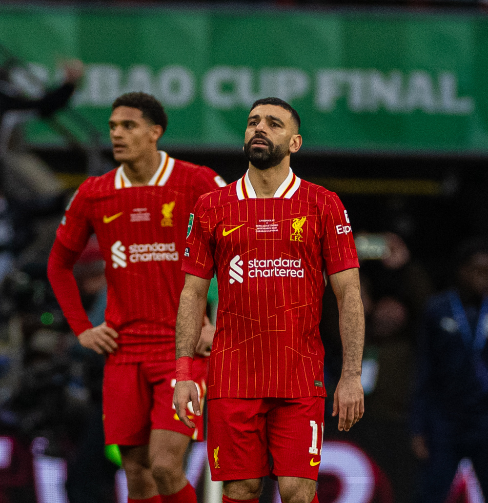 英格兰足球队赢得关键战役，深受球迷敬爱