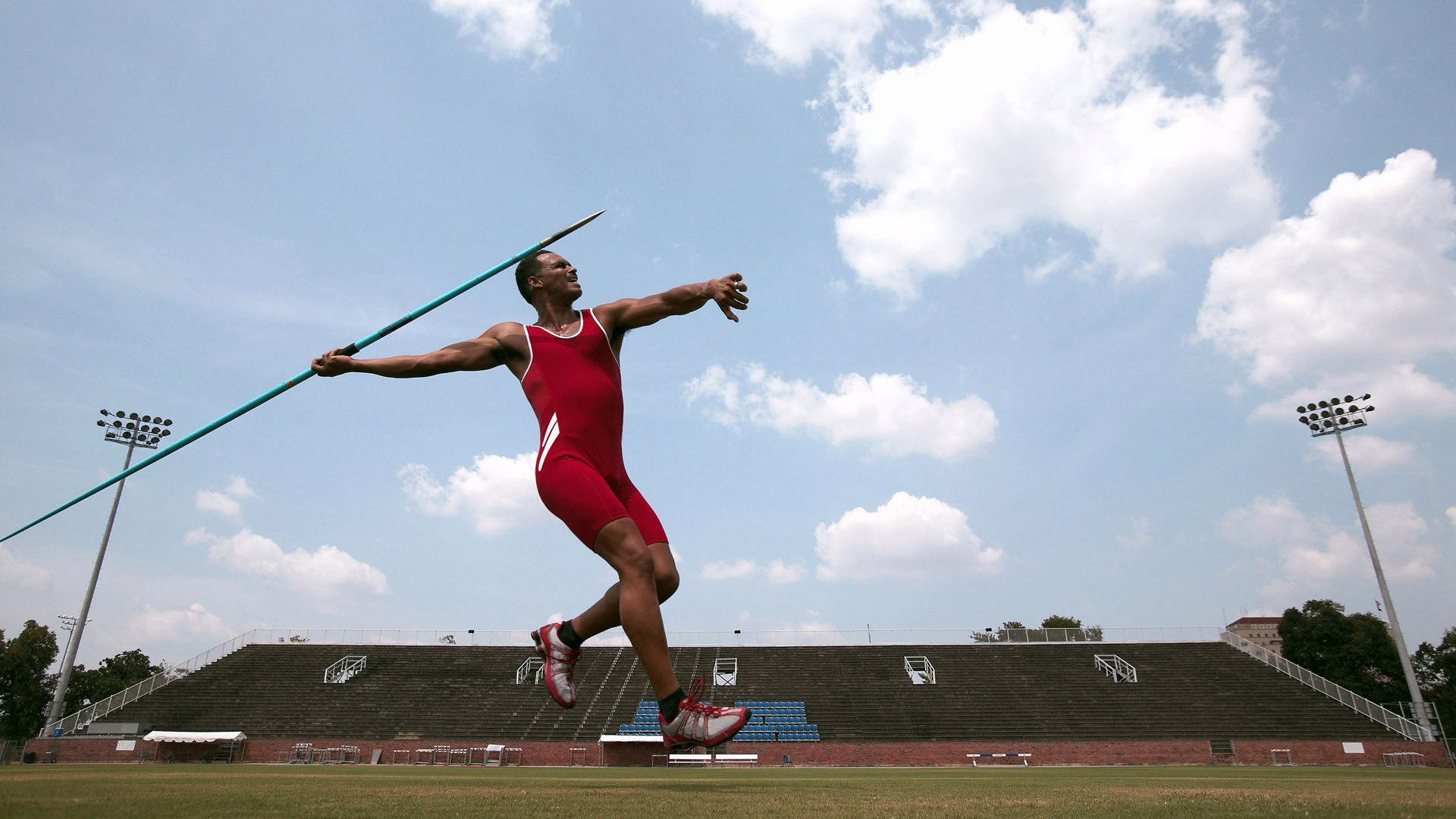 世俱杯冠军-当聚光灯打错位置，那个被误认成恩比德的0号如何完成绝杀？