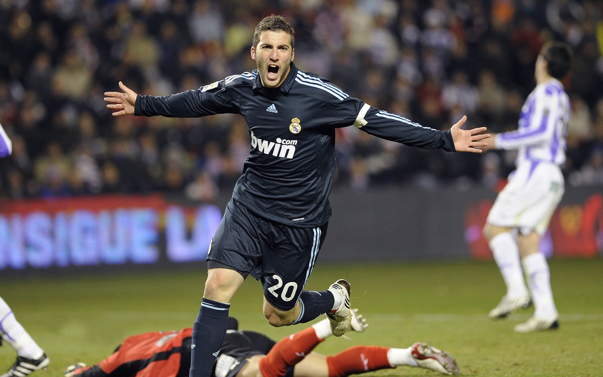 世俱杯时间-双线作战的王者，霍勒迪的跨领域统治力